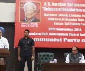 مفاد پرست لیڈران ماحول میں فرقہ پرستی کی زہر گھول رہے ہیں: منموہن سنگھ