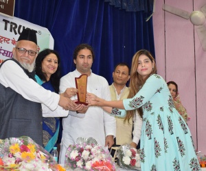 ملت ٹائمز کی اینکرشبینہ ناز ”اندرا گاندھی انٹر نیشنل ایوارڈ سے سرفراز “