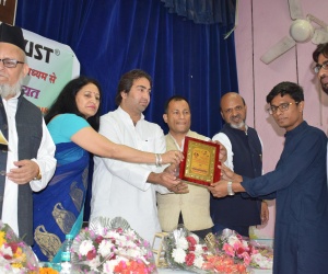 ملت ٹائمز کے اینکر منور عالم اندر ا گاندھی انٹر نیشنل پڑائڈ ایوارڈ سے سرفراز