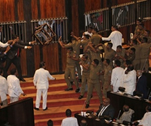 سری لنکامیں تو غضب ہی ہوگیا، پارلیمنٹ میں ہنگامہ،مکے،گھونسے کےساتھ کرسیاں بھی چل گئیں