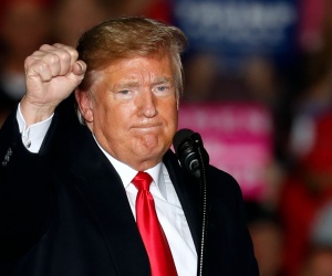 امریکا میں داخل ہونے والے پناہ گزینوں نے فورسز پر پتھراؤ کیا تو انہیں براہ راست گولی ماردی جائے گی :ٹرمپ