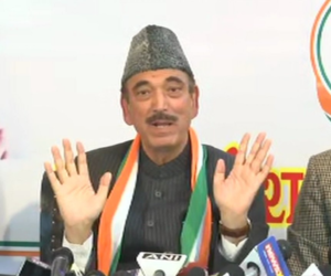 غلام نبی آزاد کو سری نگر ہوائی اڈہ پر روک دیاگیا،واپس انہیں دہلی آناپڑا