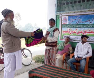 عوامی اصلاحی کمیٹی کی جانب سے غرباءاور ضرورت مندوں کے درمیان کمبل تقسیم