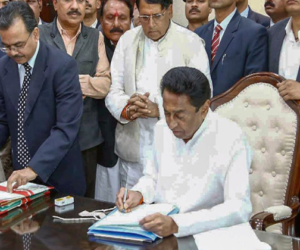 مدھیہ پردیش: کمل ناتھ حکومت نے عوام کی فلاح و بہبود کے کاموں پر خاص توجہ دینے کے لئے ملازمین کے وندے ماترم گانے پر لگائی روک ، بی جے پی نے سادھا نشانہ