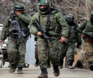 کشمیر: کولگام میں مسلح تصادم، 5 ملی ٹینٹ ہلاک، 8 عام شہری اور 4 سیکورٹی اہلکار زخمی