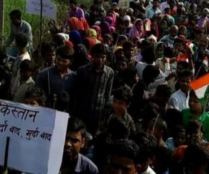پلوامہ حملہ کے خلاف هندو۔مسلم نے اىک ساتھ نکالا کینڈل مارچ