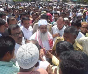 ہزاروں حامیوں کے ساتھ مولانا بدرالدین اجمل نے پرچہ نامزدگی داخل کیا، 2009 سے مسلسل جیت رہے ہیں لوک سبھا انتخاب