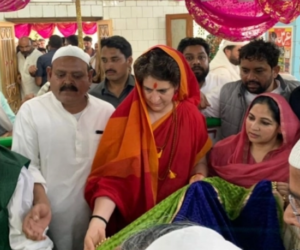 مسلمانوں کو لبھانے کیلئے پرینکاگاندھی بھائی کے نقش قدم پر ۔اتر پردیش میں ایک درگاہ پر چڑھائی چادر