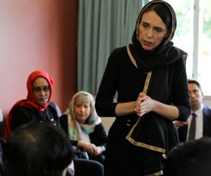 نیوزی لینڈکی وزیراعظم نے دوپٹہ اوڑھ کر مسلمانوں سے تعزیت کی، خواتین کو گلے لگا کر دی تسلی