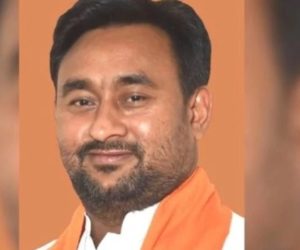 عام انتخابات 2019: پولنگ بوتھ پر بی جے پی رکن پارلیمنٹ افسر سے الجھے، ڈی ایم نے کی بڑی کارروائی