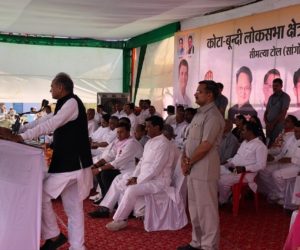 مودی پاکستان کا خوف دکھا کر ووٹ مانگ رہے ہیں: گہلوت