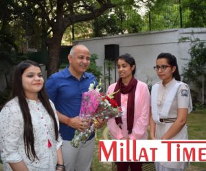 بارہویں ٹاپر ثنا نیاز کو دہلی کے نائب وزیر اعلی نے اپنی رہائش گاہ پر استقبالیہ دیا ۔ملت ٹائمز سے بات کرتے ہوئے کہا”میں آئی اے ایس آفیسر بننا چاہتی ہوں “