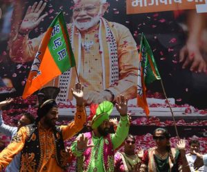 شاندار جیت کے بعد بی جے پی دفتر پہونچے نریندر مودی اور امت شاہ ۔کارکنان نے کی پھولوں کی برسات