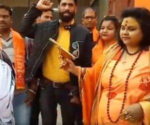 گاندھی کے مجسمہ کو گولی مارنے والی پوجا شکون نے ٹاپرس طلبا میں تقسیم کئے چاقو اور تلوار۔