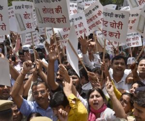 الیکشن کمیشن پر اعتراضات جاری ۔ دفتر کے باہر ہزاروں لوگ سراپااحتجاج