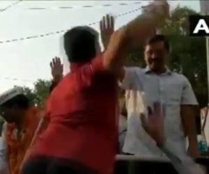 روڈ شوکے دوران ایک نوجوان نے کجریوال کو لگایا تھپڑ!
