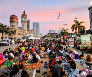 ملیشیا میں روزہ نہ رکھنے والوں کو جیل بھیج رہے ہیں افسران ۔ جانیئے کیا ہے وہاں کا قانون ؟