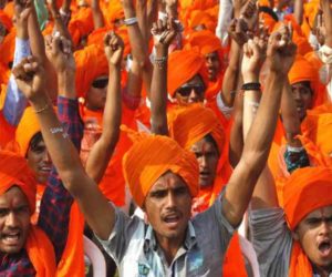 مظاہرہ کے دوران بجرنک دل کارکنان کو کھانی پڑی پولیس کی لاٹھی ،سادھوی پراچی کو جیور میں رو ک دیا گیا