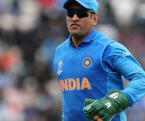 آئی سی سی نے دھونی کے گلوز سے بھارتی فوج کا نشان ہٹانے کا مطالبہ کیا ۔ سابق کھلاڑیوں نے قانون کی خلاف ورزی بتایا