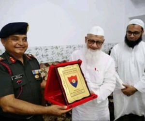 دارالعلوم دیوبند کی تہذیب و ثقافت اور علمی اثاثہ قابل رشک، دارالعلوم دیوبند پہنچے انڈین آرمی کے میجر کا اظہار خیال، مہتمم دارالعلوم کو دیا فوجی اعزازی تمغہ