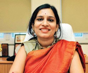 آزاد ہندوستان کے پہلے دہشت گرد گوڈسے کے بھگتوں میں ایک اور اضافہ ۔ خاتون آئی اے ایس آفیسر نے نوٹ سے گاندھی کی تصویر ہٹانے کا مطالبہ کیا