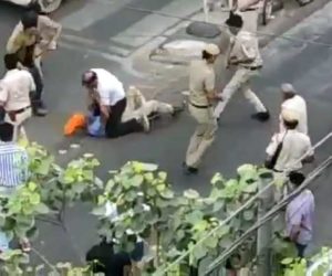 آٹو ڈرائیور نے تلوار نکالی تودہلی پولس نے جم کر کردی پٹائی ۔ ویڈیو وائرل ہونے کے بعد تین اہلکار معطل