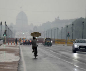 دہلی میں ہوئی رم جھم بارش ۔ لوگوں نے اٹھائے لطف