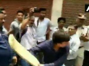 بارہ بنکی میں سسرال جارہے دلت نوجوان کی چور سمجھ کر پٹائی کى۔ پهر بجلی کا کرنٹ لگانے کے بعد پٹرول ڈال کر آگ لگا دیا