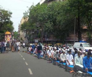 علی گڑھ میں اب سڑک پر نہیں ہوگی نماز! شدت پسند ہندﺅوں کے دباﺅ میں ڈی ایم نے مذہبی سرگرمیوں پرعائد کی پابندی