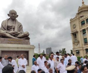 کرناٹک میں ناٹک جاری ۔احتجاج کے دوران غلام نبی آزاد سمیت کئی سینئر لیڈر گرفتار