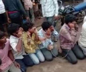 ہاتھوں میں رسی باندھ کرمسلمانوں سے بھگوا دہشت گردوں نے لگوائے ”گﺅماتا کی جئے“ کے نعرے