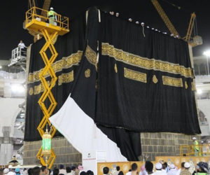 پروقار تقریب کے دوران غلاف کعبہ تبدیل ۔ لاکھوں عازمین نے براہ راست دیکھا یہ خوبصورت منظر