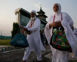 جموں و کشمیر کے حجاج کرام کی واپسی کا سلسلہ شروع. سرینگر ایئرپورٹ پہنچا پہلا قافلہ