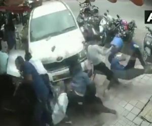 نشے میں دھت شخص نے فٹ پاتھ پر 7 لوگوں کو کچل دیا 