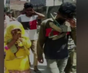 دلت نوجوان کو محبت کرنے کی ملی سزا، منھ پر سیاہی اور جوتوں کا مالا پہنا کر گاوں میں گھمایاگیا