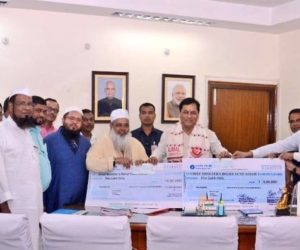 ا جمل فاﺅنڈیشن اور مرکز المعارف کے وفد نے آسام کے سیلاب متا¿ثرین کے لئے وزیر اعلی سے ملاقات کی ۔5لاکھ کا چیک سونپا