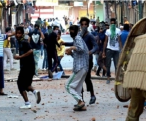 کشمیر میں عام شہری کے ٹرک کو فوجی گاڑی سمجھ کر ماراگیا پتھر ۔ ڈرائیور کی موت