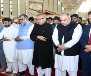 پاکستان کے وزیر خارجہ اور دیگر سیاسی رہنماؤں نے مظفرآباد میں عیدالاضحیٰ کی نماز ادا کی.