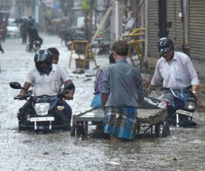 بہار میں بھاری بارش سے عوامی زندگی درہم برہم پٹنہ میں اسکول بند، دربھنگہ میں ٹرین سروس پر لگا بریک