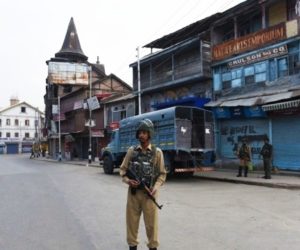 کشمیر میں درجنوں لیڈر نظر بند، وزارت داخلہ کے پاس کوئی جانکاری نہیں!