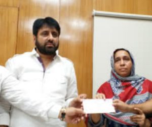 دہلی وقف بورڈ نے نجیب کی والدہ کو پانچ لاکھ روپے کا چیک اور ان کے بھائی کو دی ملازمت