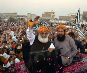 مولانا فضل الرحمن کا آزادی مارچ اپنی آخری منزل کی جانب رواں دواں۔خطرے میں عمران خان کی کرسی