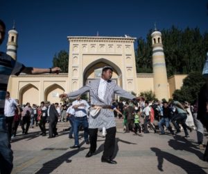 چین کے ایک شہری نے مسلمانوں کا ساتھ دینے کیلئے اپنی حکومت کے خلاف قدم اٹھالیا ۔ جانیئے کون ہے وہ نوجوان ؟