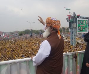 مولانا فضل الرحمن کے احتجاج میں لاکھوں پاکستانی عوام کی شرکت ۔ عمران خان پر منڈلانے کے لگے خطرات کے بادل