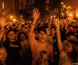 ہانگ کانگ انتخابات میں جمہوریت نوازکیمپ کی بھاری جیت۔ چین نے کہا وہ ہمارا ہی حصہ رہے گا