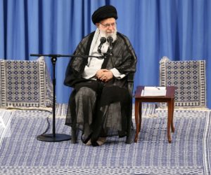 پٹرول کی قیمتوں میں اضافے کے سبب اٹھنے والے ہنگامہ کے پیچھے باہر بیٹھے سیاسی مخالفین اور غیر ملکی دشمن عناصر ہیں ، حکومتی فیصلے پر عمل درآمد ناگزیر : خامنہ ای