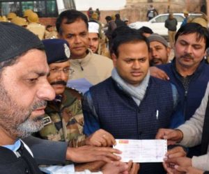 بلند شہر میں مسلم سماج نے انتظامیہ کو 6 لاکھ روپے کا چیک پیش کیا 