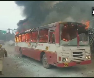 شہریت تر میمی ایکٹ کے خلاف احتجاج کے دوران سنبھل میں بس نذر آتش