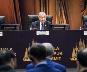 عالمِ اسلام کوغیرمسلموں پر انحصار ختم کرتے ہوئے اپنا تحفظ خود کرنا ہوگا: مہاتیر محمد