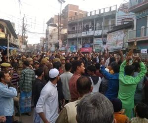 مؤ میں شہریت ترمیمی بل کے خلاف احتجاج کر رہے مظاہرین پر پولیس نے لاٹھی چارج کیا۔ آنسوگیس کے گولے بھی چھوڑے گئے